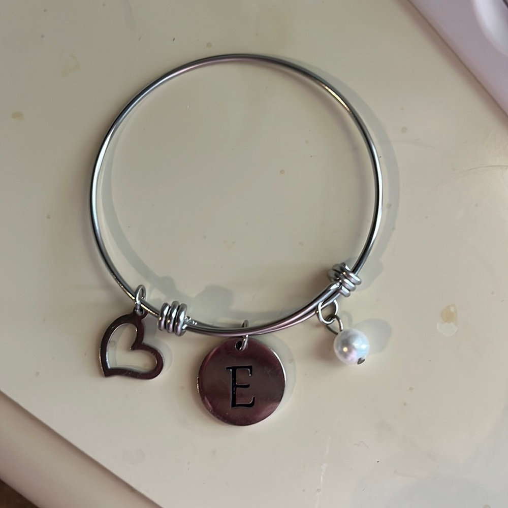 E-Charm bracelet with a heart and a pearl
